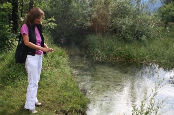  Heidi Brand bei der Betrachtung der Alge am Ufer 
